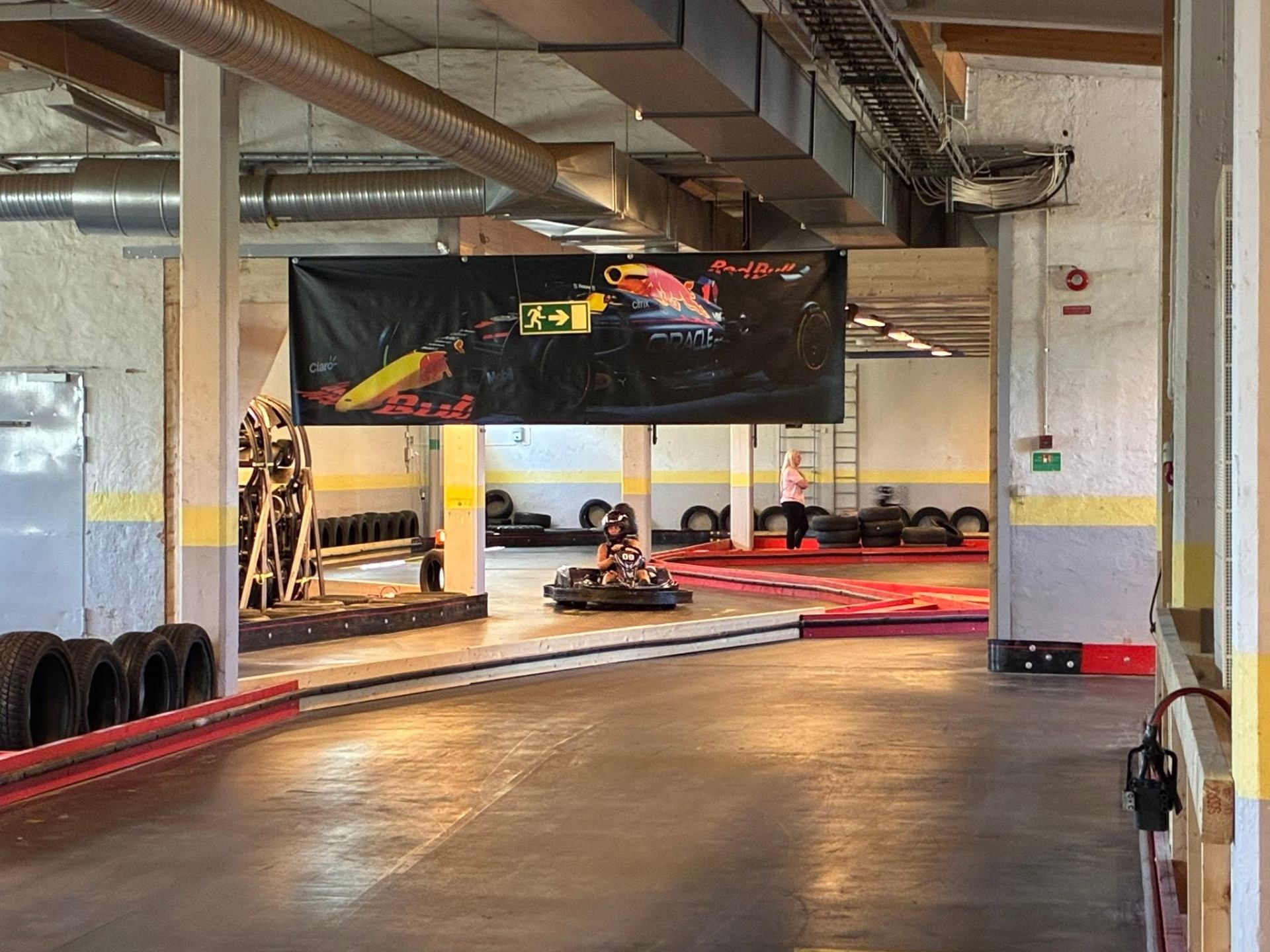 Kart på banan under Red Bull-banderollen