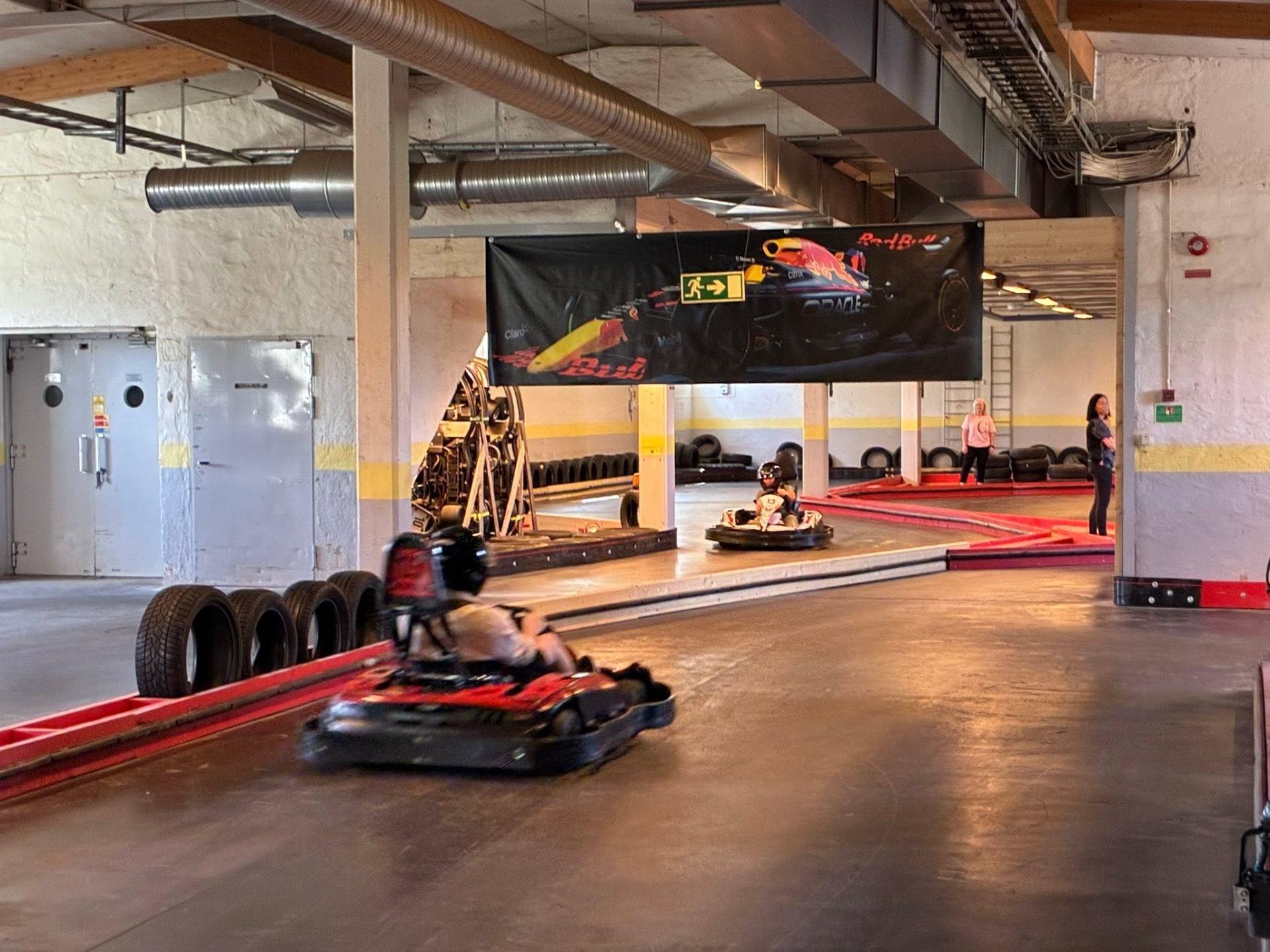 Två karts i kurvan på Action Arena
