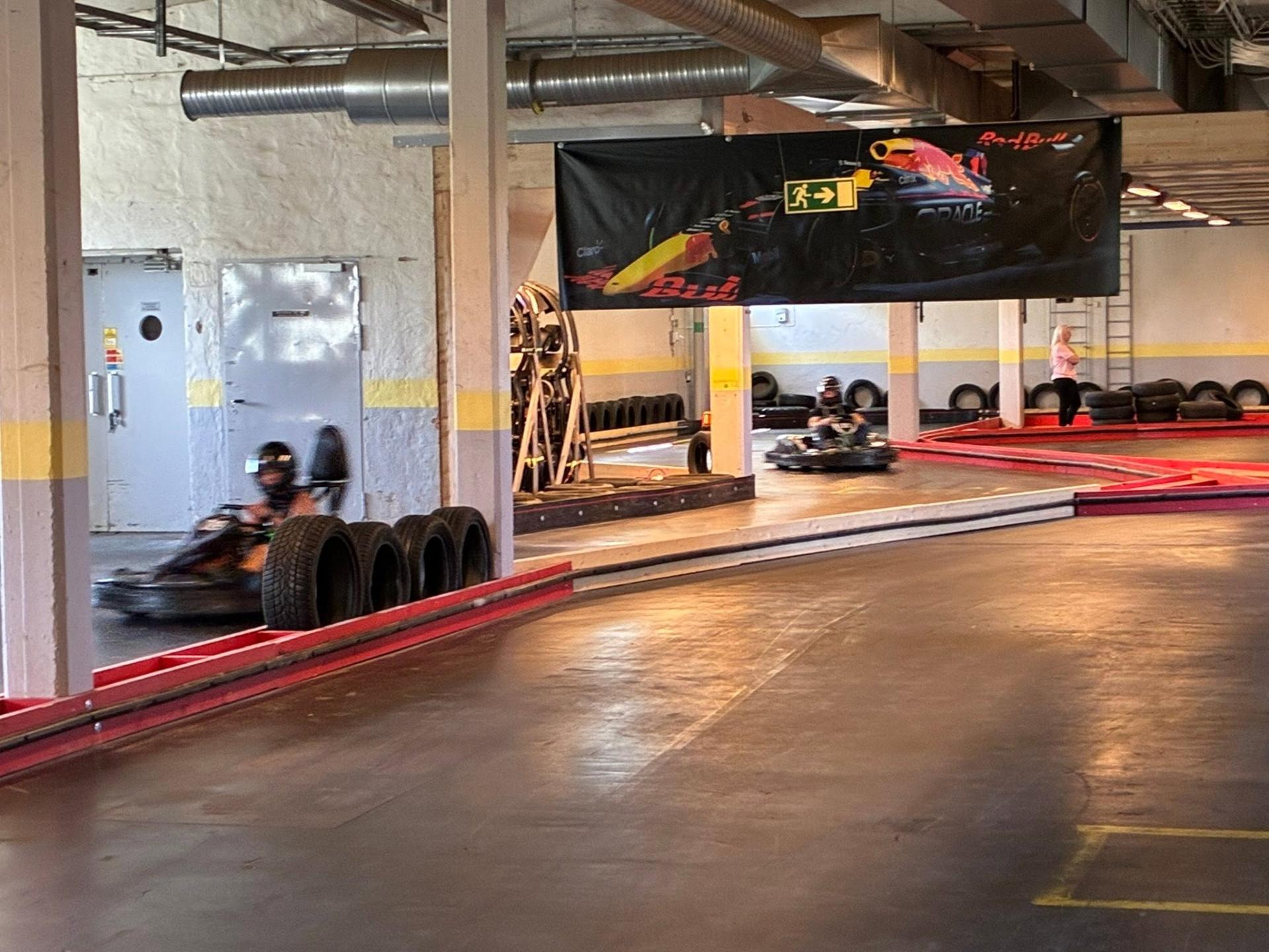Karting på Action Arena – två karts på banan
