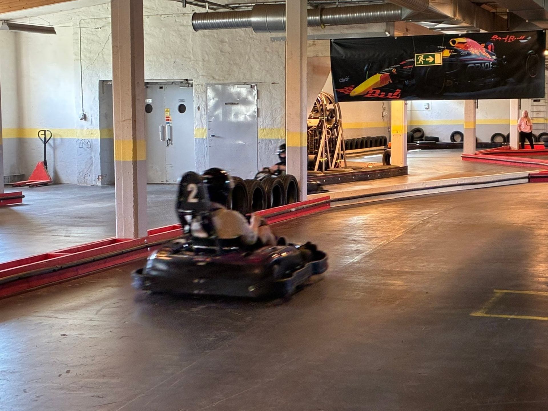 Kart i fart förbi Red Bull-banderoll